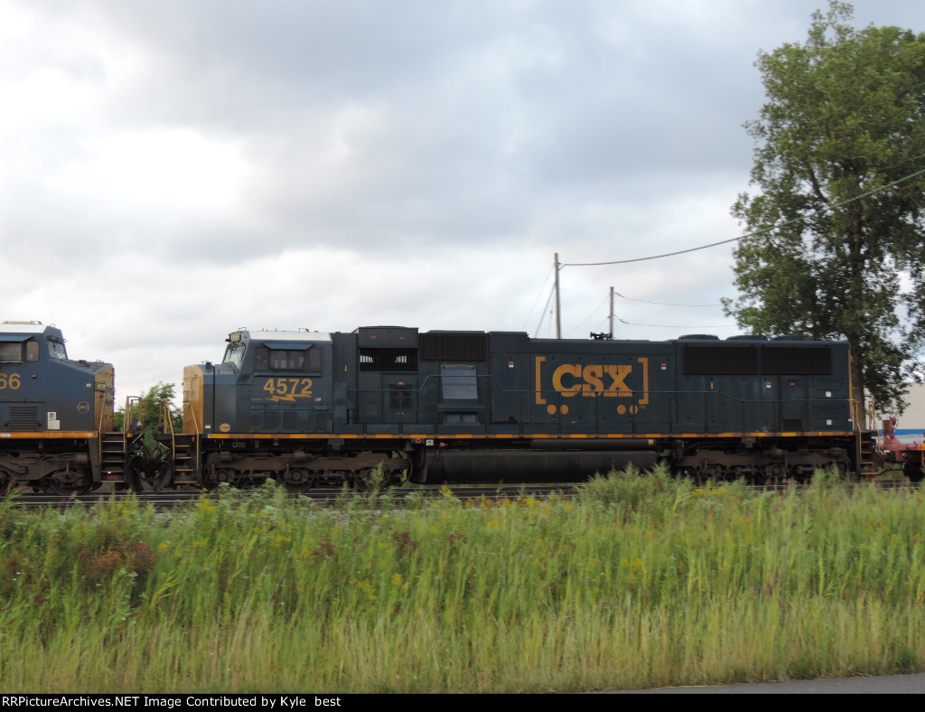 CSX 4572 side view 